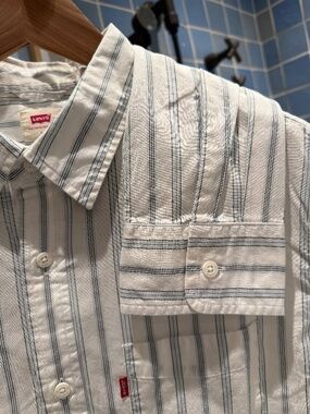 LEVI'S Men's Classic Pocket Classy White Button Down Shirt in Blue Pin Stripe